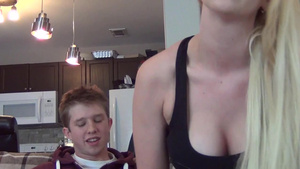 Старшая сестра мастурбирует при брате