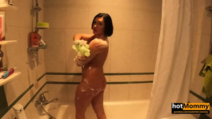 Сисястая мама сделала сыну минет за то что потер в ванной спинку