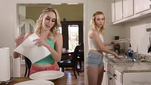 Мать учит распутных дочерей лесбийскому траху