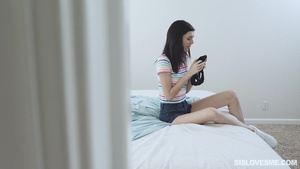 Брат застал сестру за дрочкой и помог ей кончить