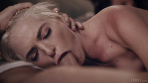 Отец с другом ебут худую дочь в два смычка сразу