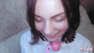 Большой хуй во рту для этой русской шлюшки в наручниках