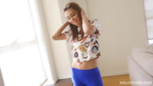 Сначала пососи, потом продолжишь уборку - брат трахнул сестру в рот