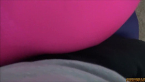 Занимаясь упражнениями мачеха соблазнила пасынка и получила его писюн в дыру между ног